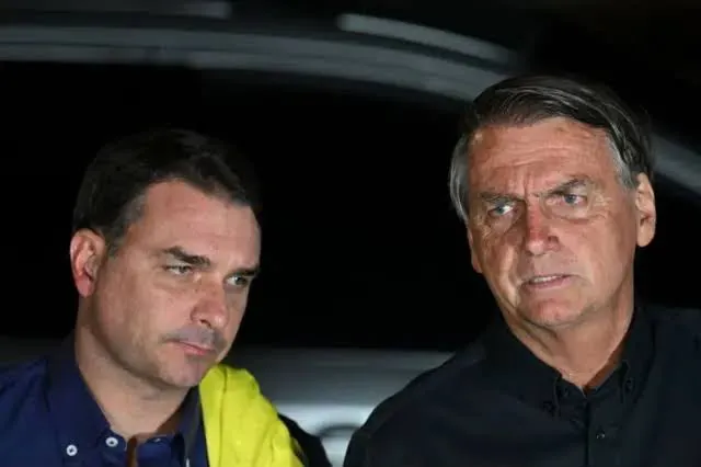 Após três meses de restrição, Flávio Bolsonaro recebe autorização para visitar Jair Bolsonaro