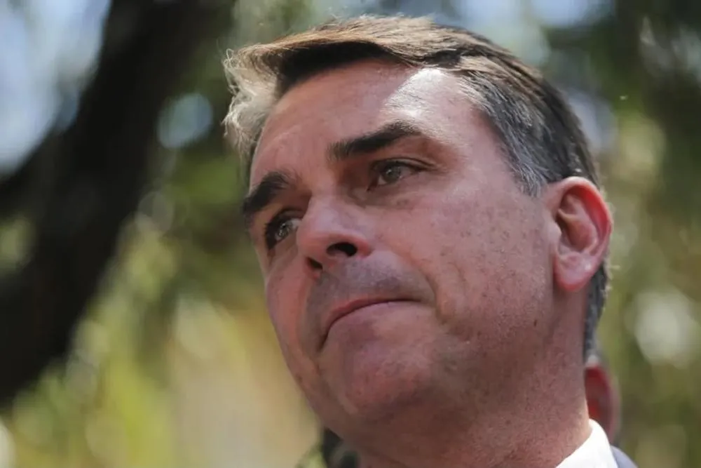 Falha na TV aberta deixa propaganda eleitoral de Flávio Bolsonaro sem som nesta segunda 