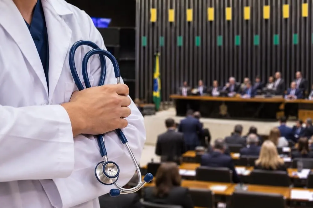Congresso aprova exame obrigatório para médicos exercerem a profissão no Brasil