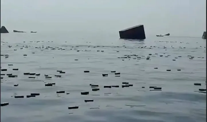 Carga de iPhones vai parar no mar após naufrágio de embarcação no Oriente Médio