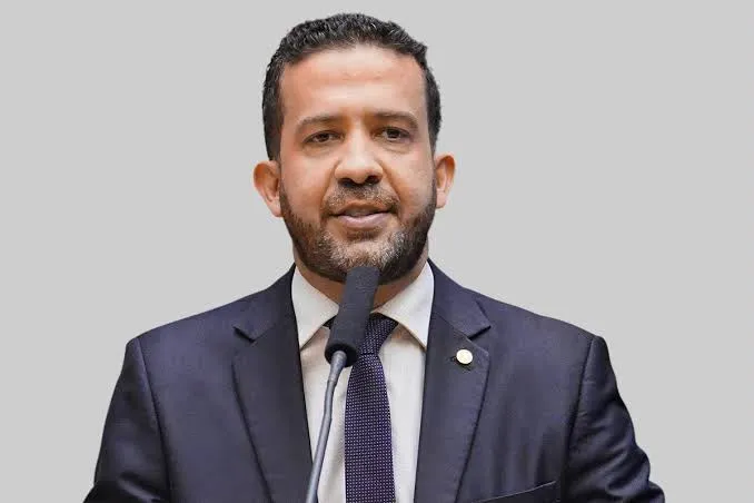 André Janones é internado em UTI com arritmia após debate na Band