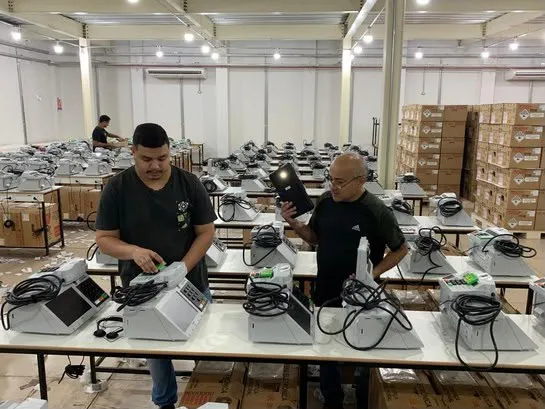 Urnas eletrônicas passam por preparação e lacração no Acre para o segundo turno