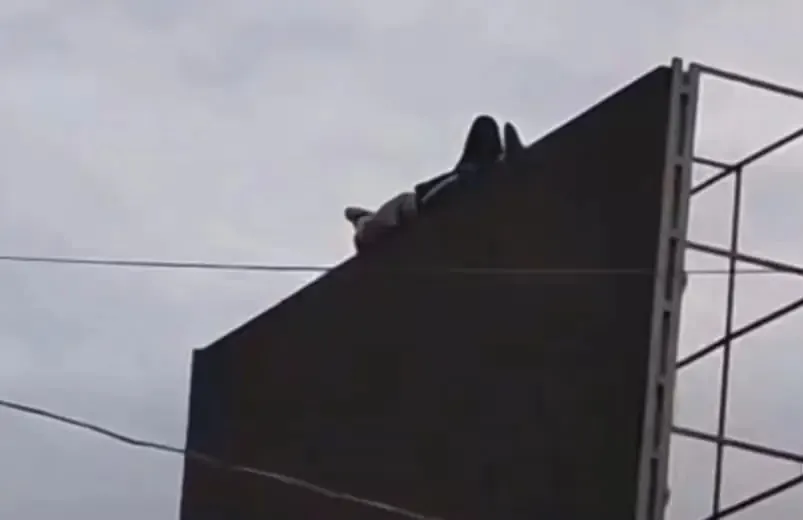 Bombeiros resgatam homem que dormia no alto de telão de LED no Acre