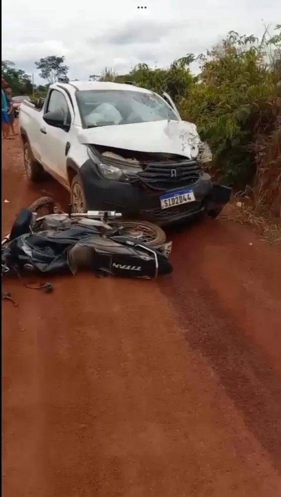 Acidente entre motocicleta e picape termina com morte de jovem de 19 anos