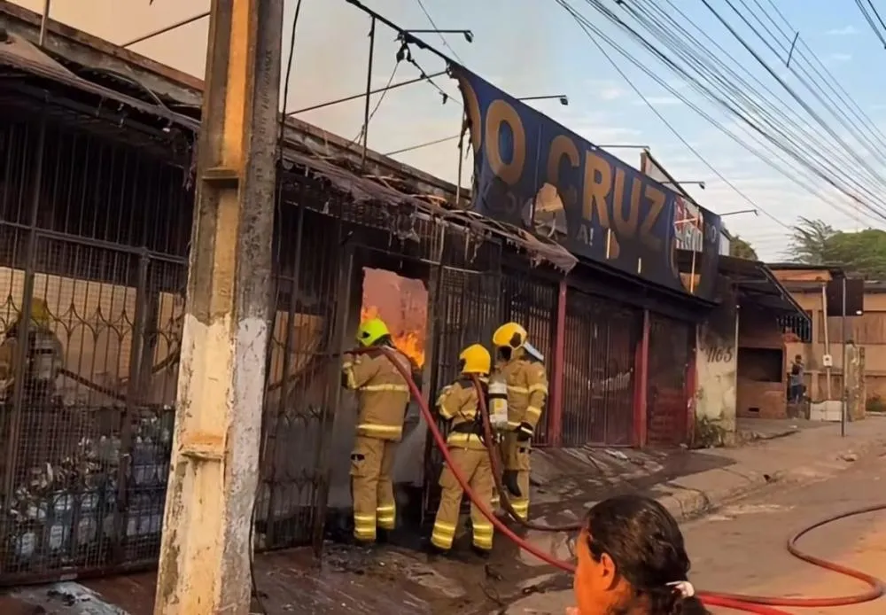 Incêndio atinge Mercado Cruz e destrói estabelecimento na Baixada da Sobral