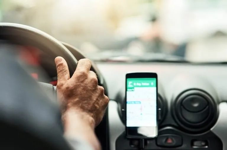 Quatro homens rendem motorista de app e o obrigam a circular pela cidade em Cruzeiro do Sul