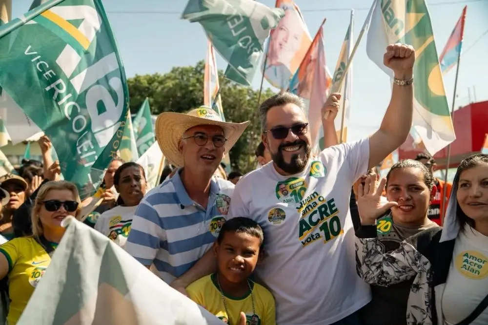Em caminhada no Manoel Julião, Alan Rick aponta drenagem, segurança e saúde como prioridades para a regional